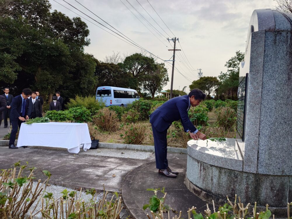 顕彰之碑 献花式　献眼者供養